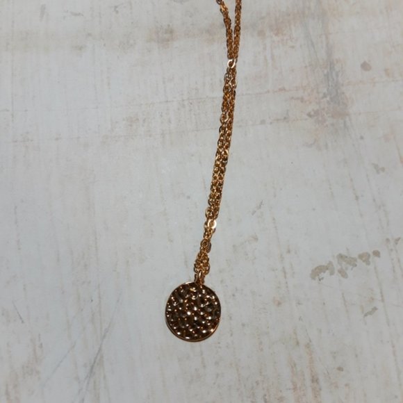 Minimalist Hammered Gold Disk Pendant Necklace - Picture 5 of 7